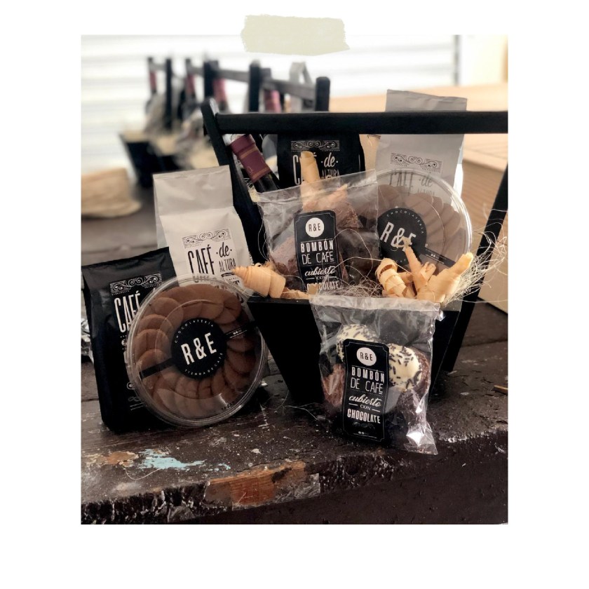 Arcón navideño fino con productos mexicanos de café y chocolate
