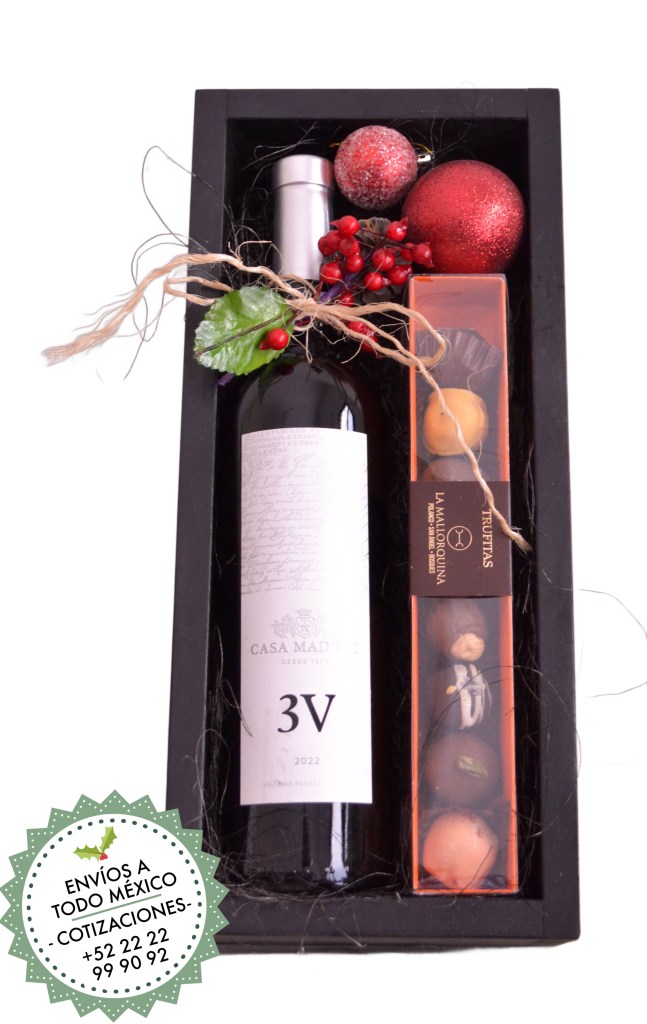 Cajas de regalo navideñas con vino y chocolates para regalos presonalizados en empresas