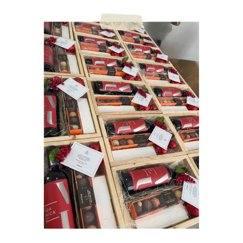 Regalos navideños para empresas con arreglo de vino y chocolates la canastería