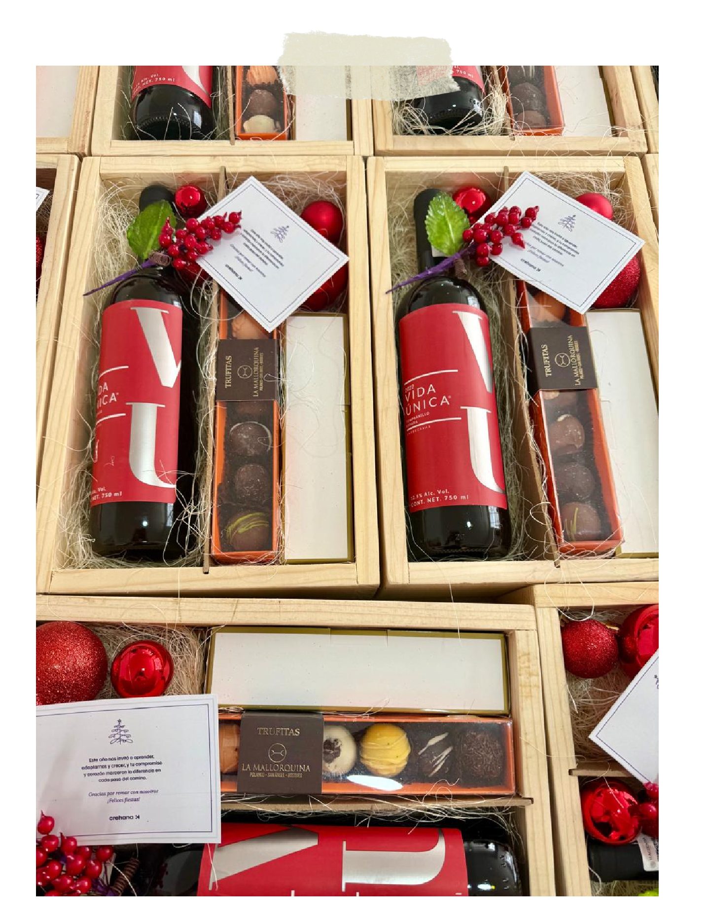 Cajas de regalo navideñas con tinto y trufas para regalos en empresas