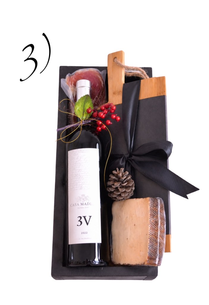 Cajas de regalo gourmet con vino y queso para regalar a clientes 